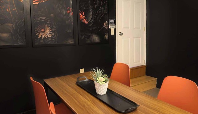 King Bed | Huge Dining Area | Walk Score 99 | Loft
