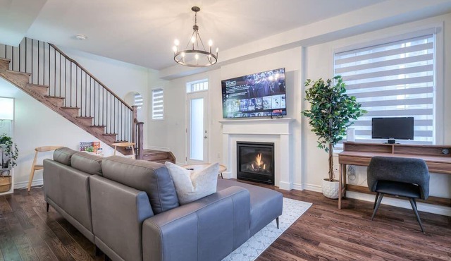 King Bed I Chefs Kitchen I Toronto Hub I 5 Beds 3.5 Bath I 8km from Tesla Chrg