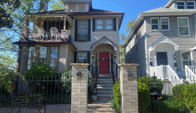 King Bed in 2-bedroom house in lovely Ferndale with AC