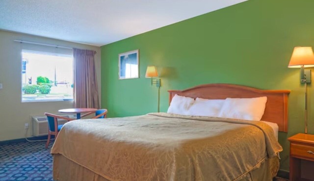 King Bed in Ashburn | 3 Minutes to Heritage Park & Local Dining Options