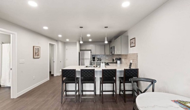 King Bed! - J&K on Main Luxury Apartment 303