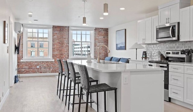 King Bed! J & K on Main Luxury Apartment 402