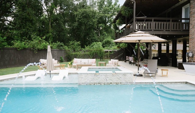 King Bed-Large Living Room-Pool-Hot Tub