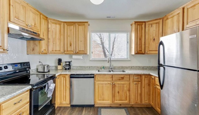 King Bed, Lots of Parking, Open Living Room!