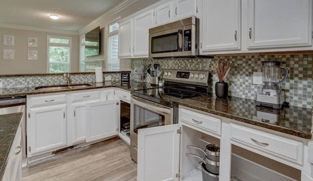 King Bed | Luxury Family Home | Near Downtown/NCSU