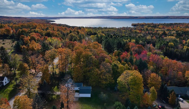 KING bed master, near Lake Charlevoix! Updated, Sleeps 9. HIGH SPEED Inet