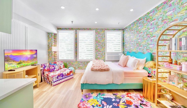 King Bed Mermaid Suite , free parking, heart of Palm Beach