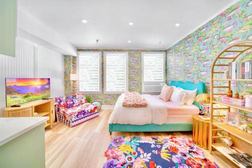King Bed Mermaid suite - heart of Palm Beach, free parking included