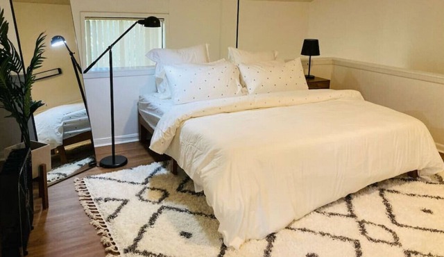 KING BED Midtown 2 Story Loft