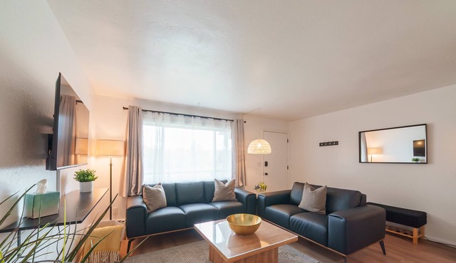 King Bed Midtown Apartment
