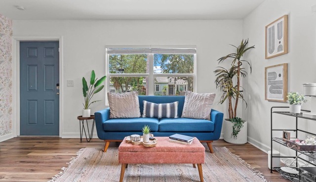 KING Bed & Mini Golf, Pet Friendly! Cowboy Pool Close to Beach Airport & Zoo BBQ