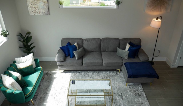King Bed, Minutes from Downtown and Pearl, Entire House