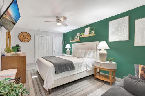 King Bed Modern Stay Always Fresh and Comfy