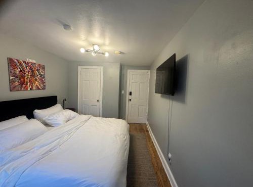 King Bed Near EWR Airport Smart TV Room 2