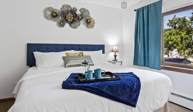 King Bed - Near Froedtert - FAST WiFi