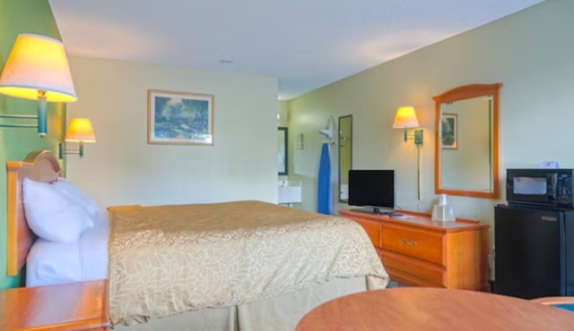 King Bed near World’s Largest Peanut | Easy I-75 Access & Free Parking