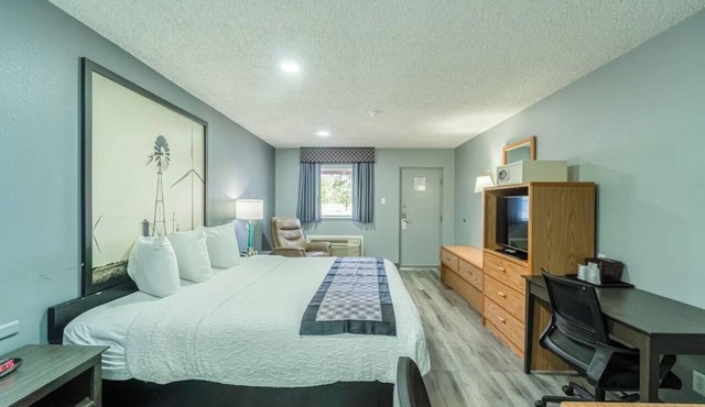 King Bed Non‑Smoking + Free Parking — Minutes from Sammy Baugh Golf Course