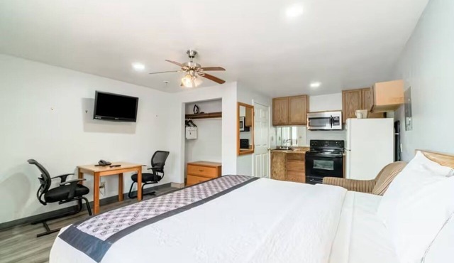 King Bed Non‑Smoking — Great Base for Exploring Snyder & Playing Golf