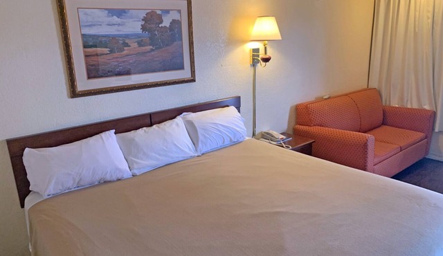 King Bed Non SmokingaKing Bed Non Smoking, Red Carpet Inn, Complimentary Parking, Close to Downtown