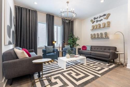 King Bed - Parking - 3 Miles to Lower Broadway