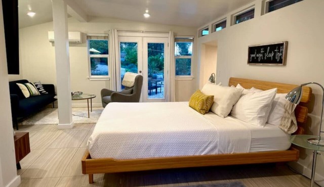 King Bed-Peaceful Modern Cottage-Garden Setting