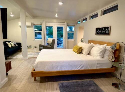 King Bed-Peaceful Modern Cottage-Garden Setting