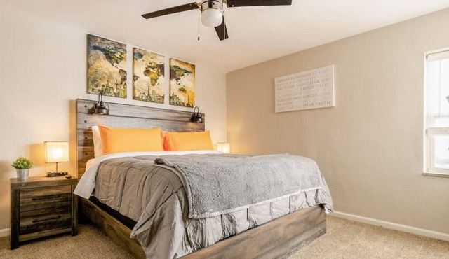 King Bed Penthouse One Blk to KC Plaza Pool/Gym