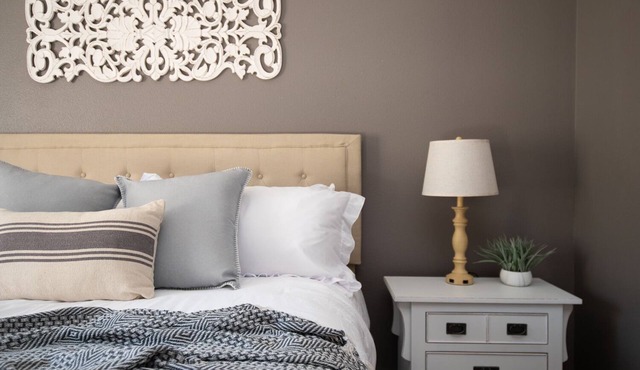 King Bed - Pet Friendly - EV Charger - Emersen’s Place