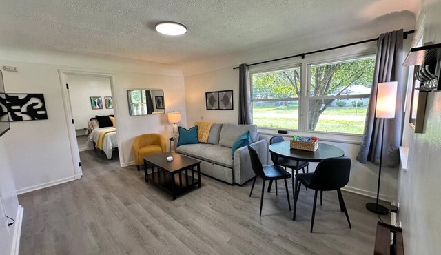 KING bed, Pet Friendly, Modern Retreat, CLE-BW
