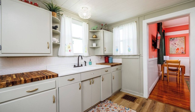 King Bed, Pet Friendly, Main Floor, Walk Downtown