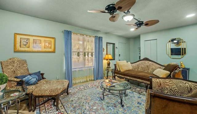 King Bed- Pets-HUGE fence yrd deck