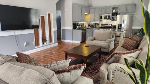 King Bed, Pool, Grill, Wi-Fi, Free Parking & Washer Dryer