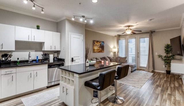 King Bed-Pool-Hot Tub-Gym-Uptown-Pet Friendly!