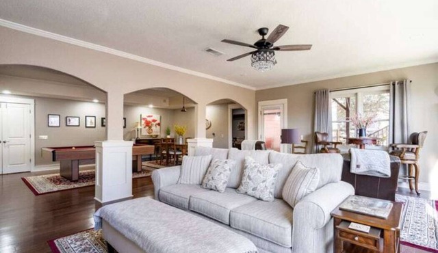 King Bed, Pool Table & Movie Theatre - Pet Friendly!