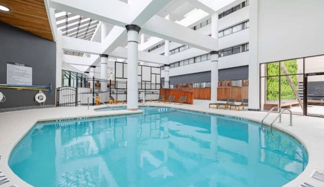 King Bed + Pool Table | Spacious Houston Stay