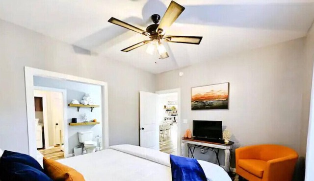 king bed, pool table, jacuzzi tub, secluded home