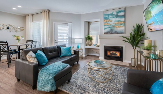 King Bed/Prime Location/Private Garage