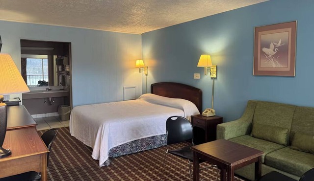 King Bed, Private Bath, and Work Desk – Ideal Stay Near Jefferson Forest