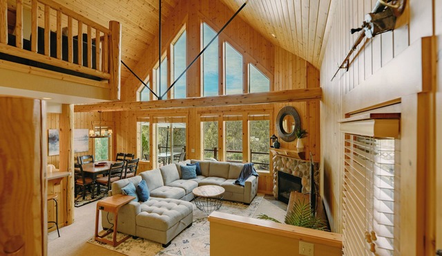 King Bed, Private Hot Tub, Running Y Resort Access, Golf Course, Crater Lake