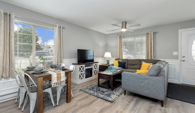 King Bed | Quiet 2BR Near Downtown St Charles