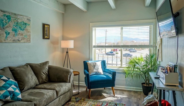 King bed, Queen bed, 2 TV's, Walk to Old Town