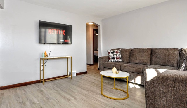 King Bed! Quiet Pittsburgh Home! Close to City!