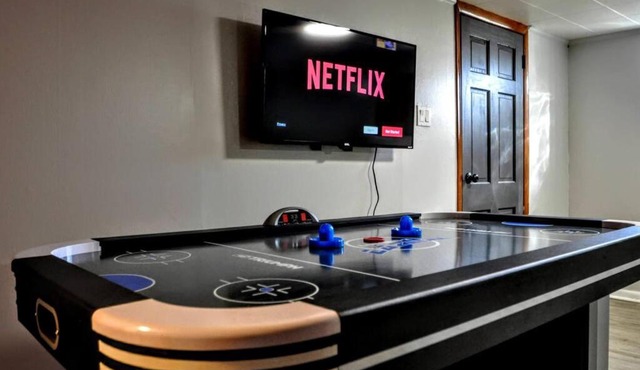 King Bed! Quiet Pittsburgh Home! Close to City!