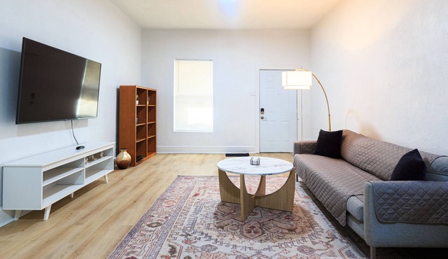 King Bed, Quiet & Safe, Huge Backyard, Close to Downtown