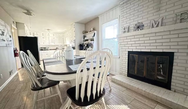 King bed, ranch on 1 acre, pets & long-term okay!