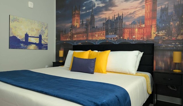 King Bed Retreat - Elevated Stay - Near Airport