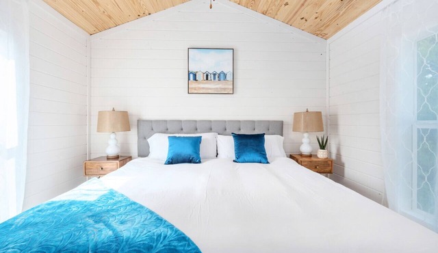 King Bed Romantic Tiny House + Outdoor Games + Minutes to Lake Guntersville