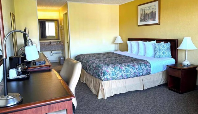 King Bed Room | In-Room Microwave | Caves, Waterfalls & Hocking Hills Parks