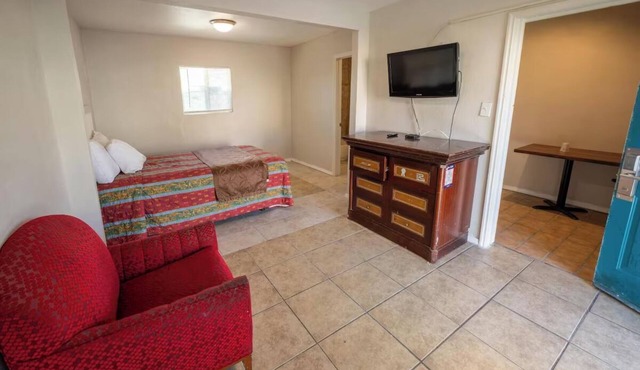 King Bed Room Near Phoenix Airport - Ideal for Travelers