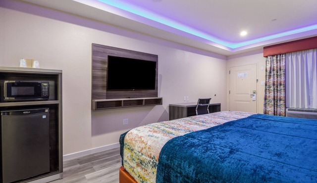 King Bed Room, Scottish Inns, Free Parking, Sofa, Minutes from CityCentre Plaza
